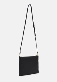 Černá kožená kabelka přes rameno s hladkou texturou, vybavená zipovým uzávěrem a nastavitelním popruhem se zlatými kovovými detaily.