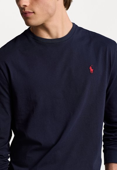 Langærmet navy t-shirt lavet af bomuld, med en klassisk rund hals og et lille rødt polo-logo broderet på brystet.