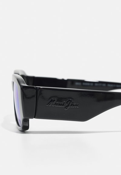 Fekete műanyag napszemüveg, masszív téglalap alakú kerettel, lila árnyalatú lencsékkel és reliefnyomott "Maui Jim" logóval a szárán.