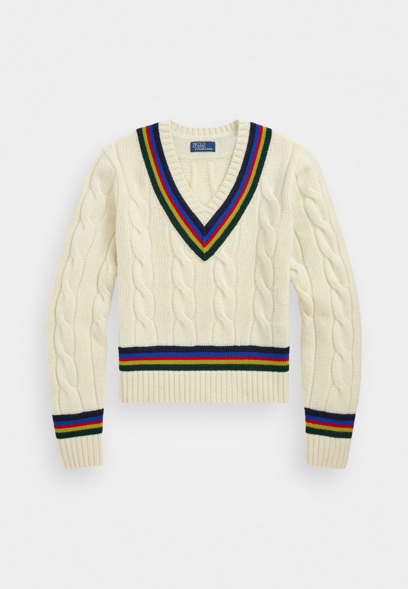Pull en maille torsadée ivoire avec col en V, présentant des rayures bleu marine, vertes, rouges et bleues sur le col, les poignets et la ceinture.