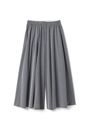 Weit geschnittene graue Hose mit dünnen vertikalen schwarzen Streifen und elastischem Bund, flach auf weißem Hintergrund dargestellt.