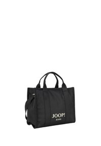 Czarna torba tote z podwójnymi uchwytami, zamykana na zamek, z białym logo "JOOP! JEANS" z przodu. Posiada teksturowaną powierzchnię i usztywniony kształt.