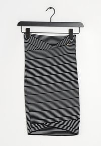 Schwarzer und weißer, horizontal gestreifter, taillierter Rock mit geschwungenem Saum, aus dehnbarem Material, hängt an einem schwarzen Metallkleiderbügel.