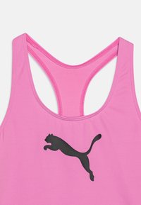 Ružový športový top s čiernym skáčucim logom Puma. Vlastnosti zahŕňajú dizajn s pretečením, hladkú textúru a vystužené švy.