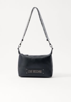 Zwarte synthetische leren tas met een rechthoekige vorm, metallic hardware en een strap met steenaccenten. Voorzien van een logo plaatje.