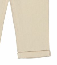 Beige linnebyxor med en slät textur, med uppvikt nederkant och rak skärning. Ingen synlig hårdvara eller mönster.