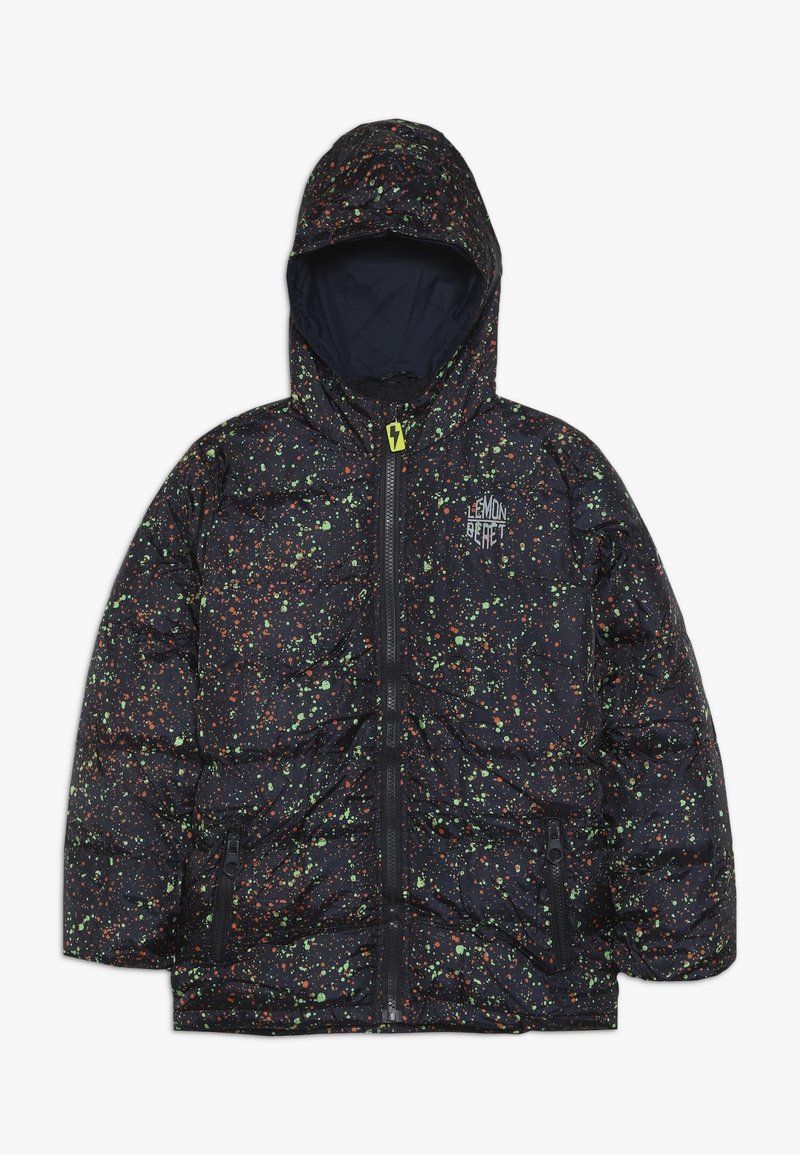 Schwarze Kinderjacke mit Kapuze, grün-orangeem Spritzmuster, Frontreißverschluss, Reißverschlusstaschen und "LEMON BERET" Logo auf der Brust.