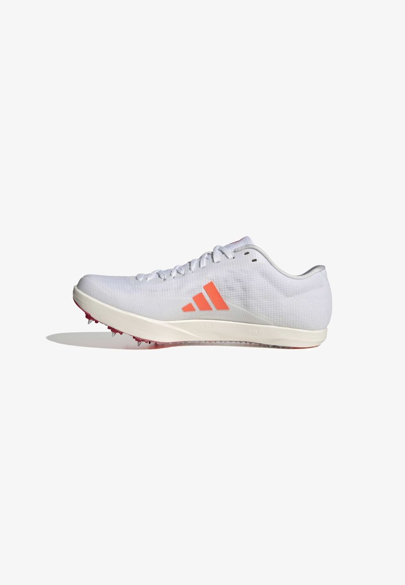 Chaussure de course légère à pointes blanche avec logo Adidas corail et pointes métalliques sur la semelle, vue de profil.