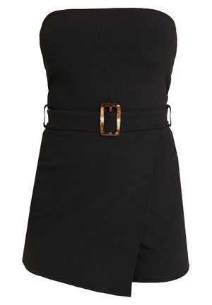 Robe courte noire bustier avec une ceinture à boucle rectangulaire en écaille de tortue et une jupe portefeuille asymétrique.