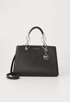 Borsa a mano nera strutturata realizzata in materiale testurizzato. Presenta hardware argentato, manici doppi e una tracolla removibile. Charm con logo MK attaccato.