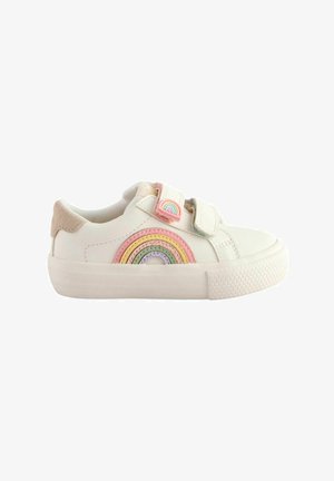 Witte leren sneakers met twee klittenbandsluitingen, voorzien van een meerkleurig regenboogontwerp aan de zijkant en een gestructureerde rubberen zool.