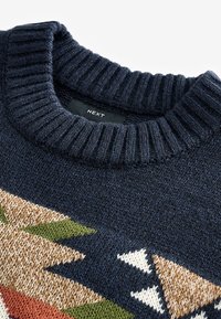 Navy trui met een geribbelde ronde hals, voorzien van een geometrisch patroon in beige, groen en off-white op een gestructureerde gebreide stof.