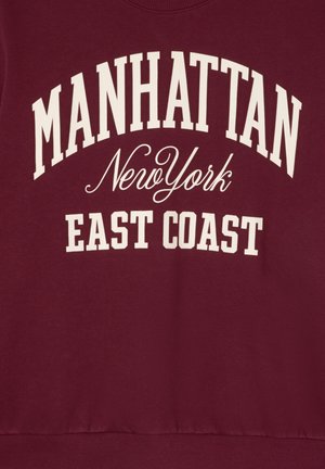 Felpa bordeaux con testo bianco che recita "MANHATTAN NewYork EAST COAST" in vari caratteri, con scollatura a girocollo e orlo a coste.