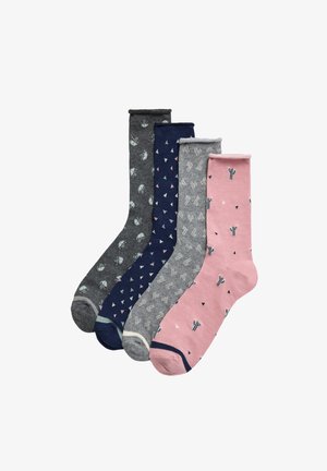 Cuatro pares de calcetines: uno rosa con estampado de cactus, tres en gris y azul marino con varios patrones geométricos. Hechos de un material textil suave.