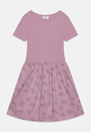 Kortærmet pink kjole med ribbet top og en samlet nederdel med blomstermønster med forskellige små blomster og blade.