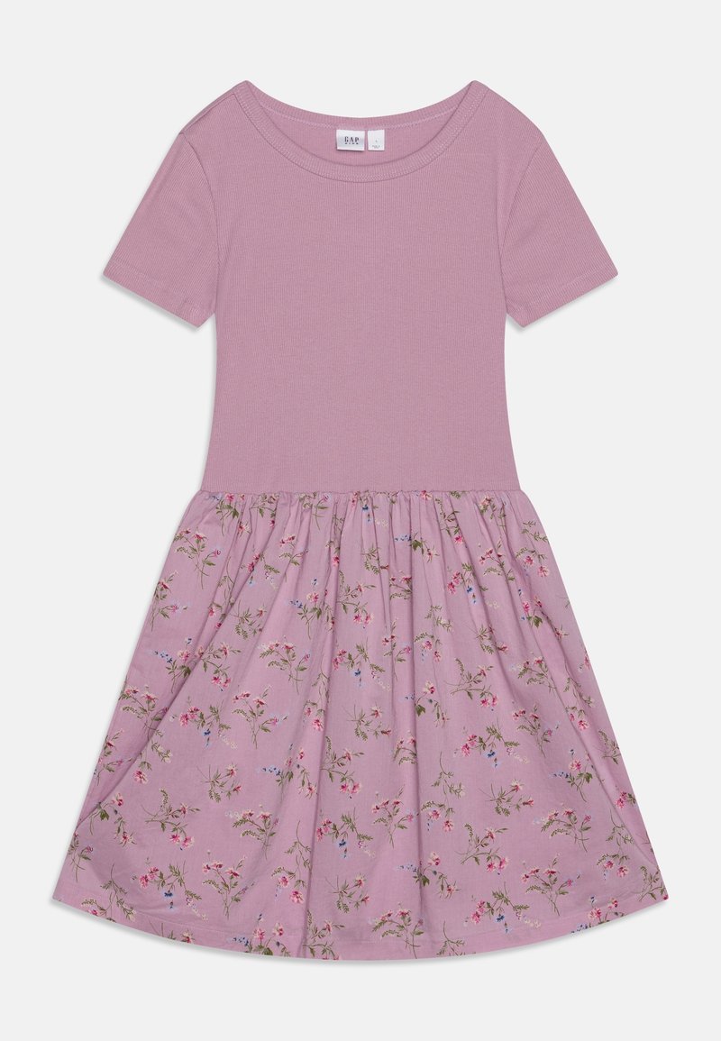 Robe rose à manches courtes avec haut côtelé et jupe froncée à motif floral avec différentes petites fleurs et feuilles.