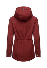 Rode softshell jas met een trekkoord in de taille, verstelbare capuchon en drukknoopmanchetten, gemaakt van een gestructureerde, gladde stof. Achteraanzicht.