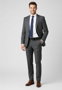 Grau zweiteiliger Anzug mit schmaler Passform, weißem Hemd und marineblauer Krawatte. Braune Lederschuhe runden den Look mit einem klassischen Design ab.