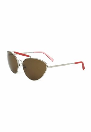 Occhiali da sole a forma di occhio di gatto con lenti marroni, montatura in metallo argento e estremità delle aste rosa e rosse.