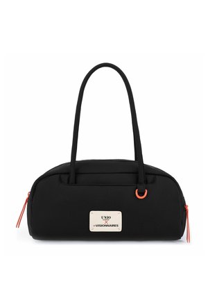 Bolso negro con asas largas, tiradores de cremallera naranjas, un pequeño anillo naranja y una etiqueta blanca que dice "UNIO x Les Visionnaires."