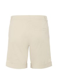 Beige bomullsshorts med uppvikta fållar, med en bakficka och en standard midja utan dekor. Slät textur.