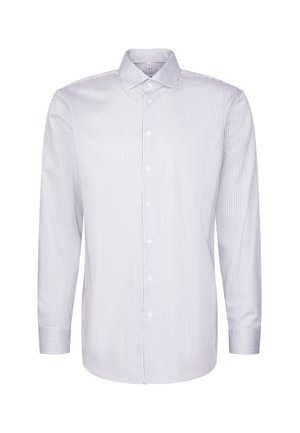 Camicia da uomo a maniche lunghe bianca con sottili strisce verticali blu, con chiusura a bottoni e colletto standard su sfondo bianco.