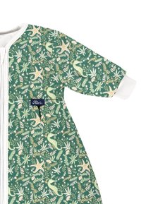 Grüner Schlafsack mit einem Blatt- und Meeresbewohner-Muster, ausgestattet mit einem weißen Reißverschluss und umschlagbaren Ärmeln. Hergestellt aus weichem, strukturiertem Stoff.