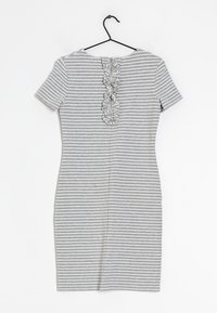 Abito grigio a righe con maniche corte, silhouette aderente e una cerniera con dettagli arricciati sul retro.