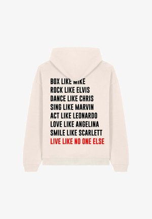 Felpa con cappuccio beige chiaro caratterizzata da bold nero con varie frasi e la frase "VIVI COME NESSUN ALTRO" in rosso.