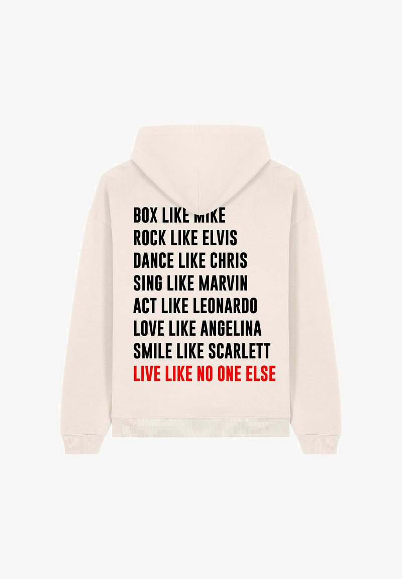 Világosszürke kapucnis pulóver, merész fekete szövegekkel, különböző kifejezésekkel, és a "ÉLJ ÚGY, MINT SENKI MÁS" felirattal piros színben.