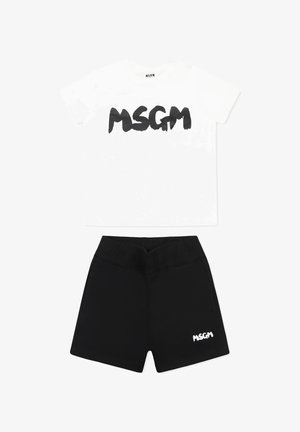 T-shirt in cotone bianco con grande logo nero "MSGM", abbinato a pantaloni corti neri con logo "MSGM" bianco all'orlo. Design morbido e casual.
