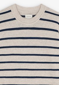 Beige Strickpullover mit navyblauen horizontalen Streifen, versehen mit einem Rundhalsausschnitt und strukturiertem Stoff. Das Etikett lautet "SCALPERS."