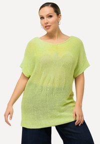 Limegrünes, oversize gestricktes Oberteil mit kurzen Ärmeln, das ein strukturiertes Muster aufweist. Der Stoff scheint leicht und atmungsaktiv zu sein.