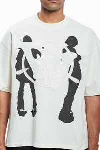 Weißes, übergroßes T-Shirt mit einem großen schwarzen Grafikdesign von zwei Silhouetten und einem ‚EV‘-Logo in der Mitte. Weicher Baumwollstoff, kurze Ärmel.