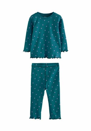 Teal pyjama set met een langmouwtop en broek; heeft verspreide roze hartpatronen en ruches aan de randen. Gemaakt van zachte, rekbare stof.