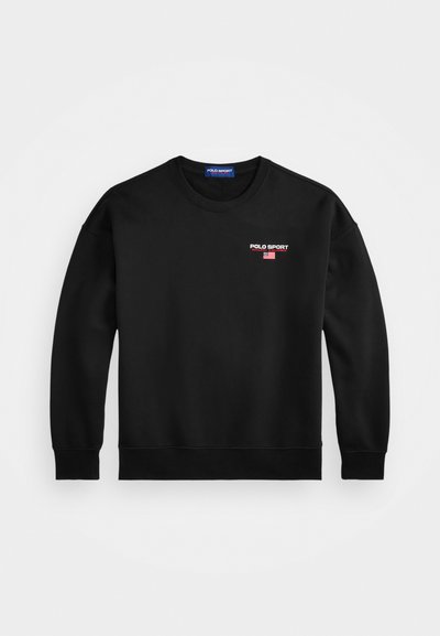 Črn pulover s krožnim ovratnikom in dolgimi rokavi, z manjšim belim in rdečim napisom "Polo Sport Ralph Lauren" ter majhno ameriško zastavo na prsih.