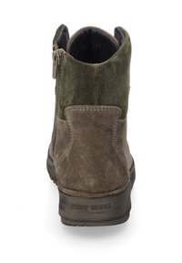 Suede ankelstøvle med en mørkegrøn overdel og lysebrune detaljer. Sidelukning for nem påtagning. Lavprofil gummisål med branding.