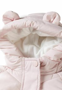 Lichtroze hoodie jacket met berenoren, gewatteerde buitenzijde en zachte witte voering met een knoopsluiting aan de voorkant.