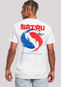 Weißes T-Shirt mit einem großen Grafikmotiv von rot und blau Koi-Fischen, mit auffälligem roten Text "SAIRU urban" darüber und einem blauen Slogan darunter.