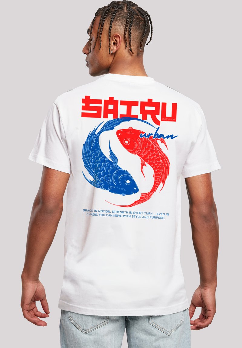 Weißes T-Shirt mit einem großen Grafikmotiv von rot und blau Koi-Fischen, mit auffälligem roten Text "SAIRU urban" darüber und einem blauen Slogan darunter.