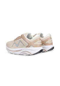 Scarpe sportive beige con superficie testurizzata, suole bianche e dettagli grigi. Design con punta rotonda, colletto imbottito e suola nera a contrasto.
