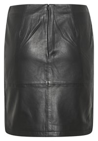 Jupe en cuir noir au design épuré, dotée d'une fermeture éclair à l'arrière, de deux poches avant et de détails de couture subtils. Texture lisse dans l'ensemble.