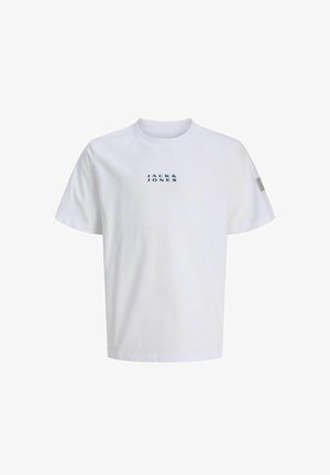 Jachetă neagră cu umplutură, cu glugă, purtată peste un tricou alb. Asortată cu pantaloni verzi oliv și adidași gri. Design simplu, croi casual.