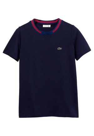 Marineblauw T-shirt met korte mouwen, een rood-blauw gestreepte ronde hals en een klein groen krokodillenlogo op de borst.