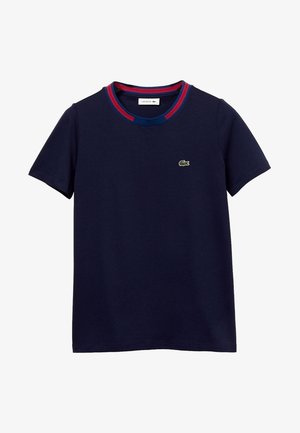 T-shirt bleu marine à manches courtes avec col rond rayé rouge et bleu et petit logo crocodile vert sur la poitrine.