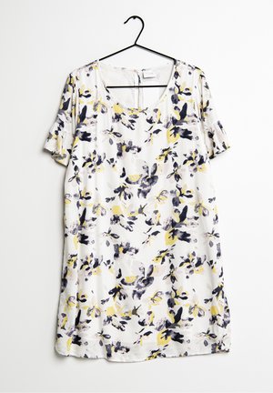 Florales Kleid aus weißem Stoff mit gelben und dunkelblauen Blumenmustern, kurzen Ärmeln, quadratischem Ausschnitt und lockerem Sitz.