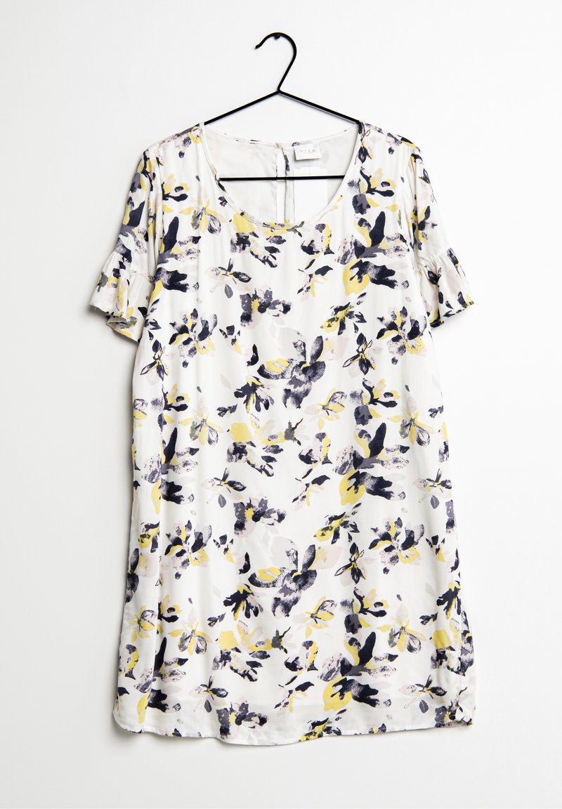 Robe fleurie en tissu blanc, arborant des motifs floraux jaunes et bleu marine, à manches courtes, encolure carrée et coupe ample.