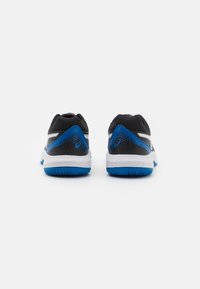 Baskets de sport noires avec des accents bleus, tige en mesh, col rembourré et semelle intermédiaire blanche. Semelle extérieure en caoutchouc bleu cranté pour une meilleure adhérence.