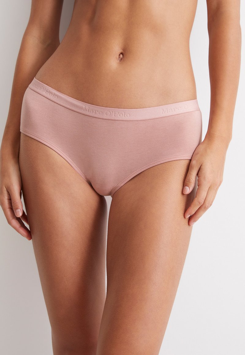 Ljust rosa bomullsunderkläder med en slät yta och ett brett, elastiskt midjeband som har en subtil logotryck.
