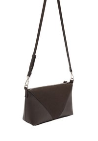 Brązowa skórzana torebka o geometrycznym wzorze, z zamkiem błyskawicznym, regulowanym paskiem i srebrnymi elementami ozdobnymi. Gładka faktura, kompaktowy kształt.